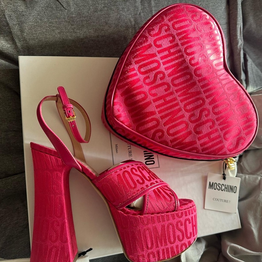 Moschino Couture Milano! UNI_Moschine-Logo Heart Shoulder Bag.